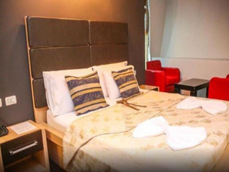 Hotel Vila Aeroport Rinas ภายนอก รูปภาพ