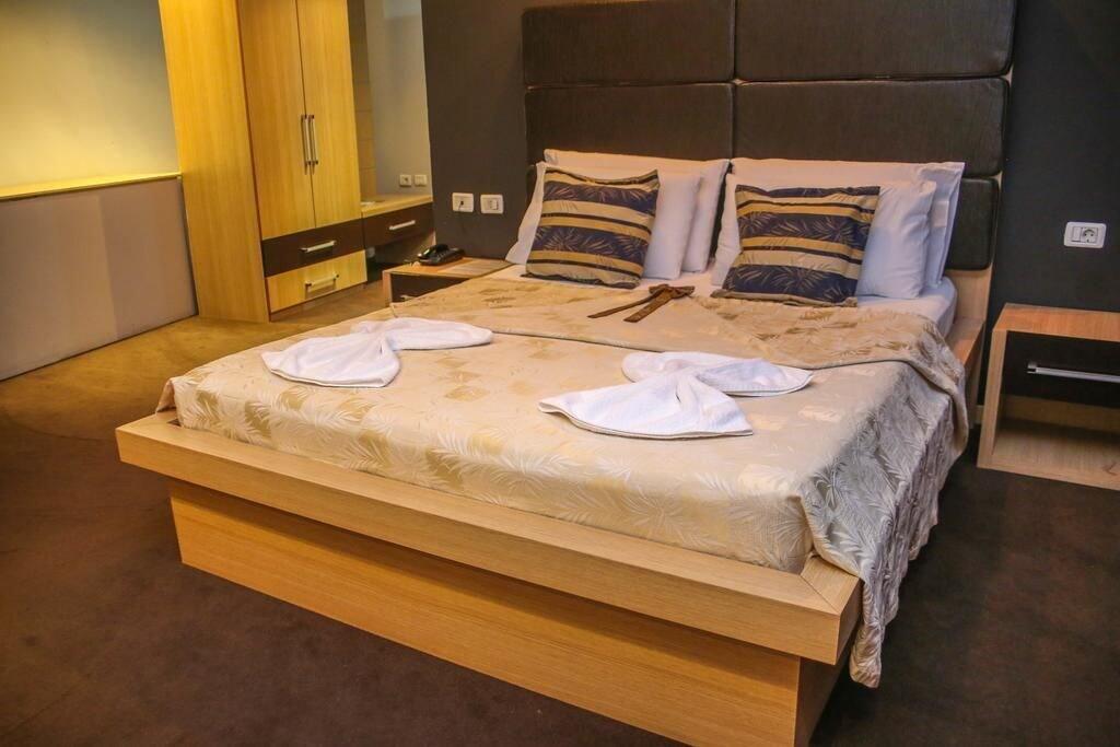 Hotel Vila Aeroport Rinas ภายนอก รูปภาพ