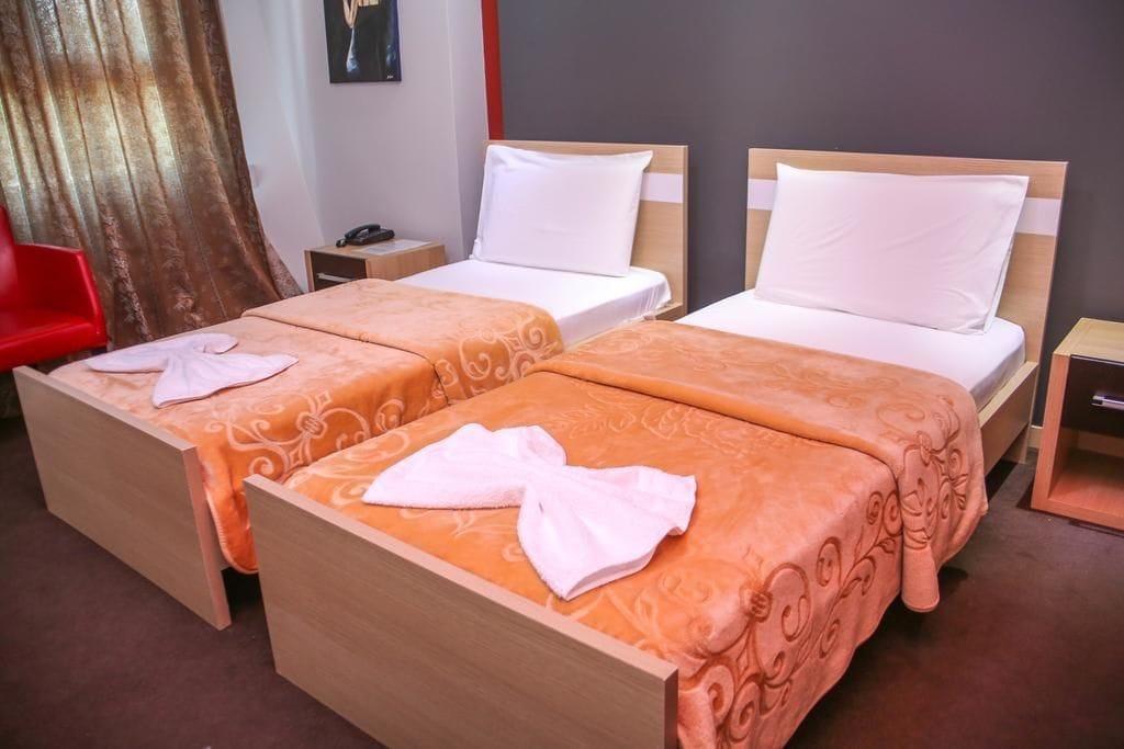 Hotel Vila Aeroport Rinas ภายนอก รูปภาพ