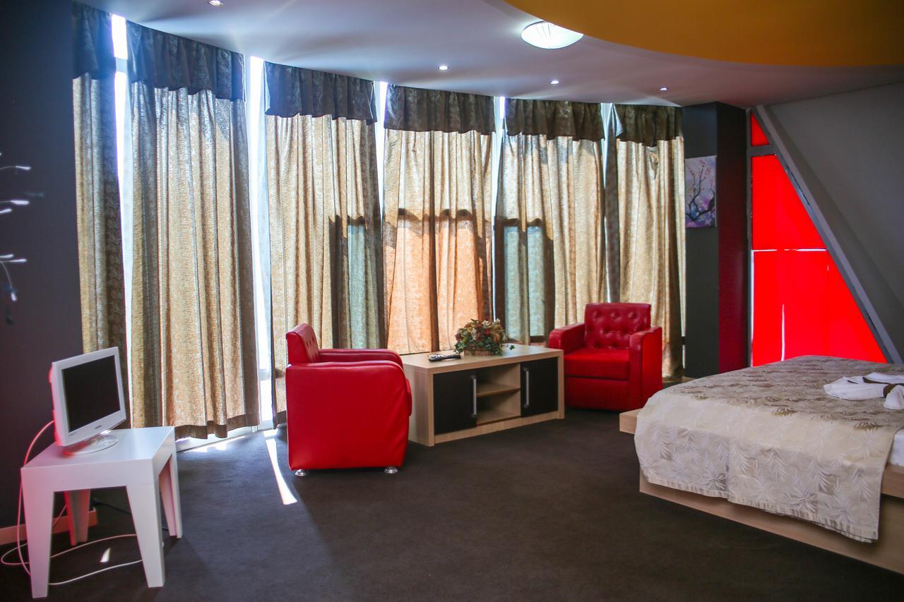 Hotel Vila Aeroport Rinas ภายนอก รูปภาพ