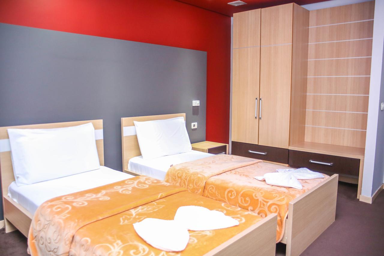Hotel Vila Aeroport Rinas ภายนอก รูปภาพ