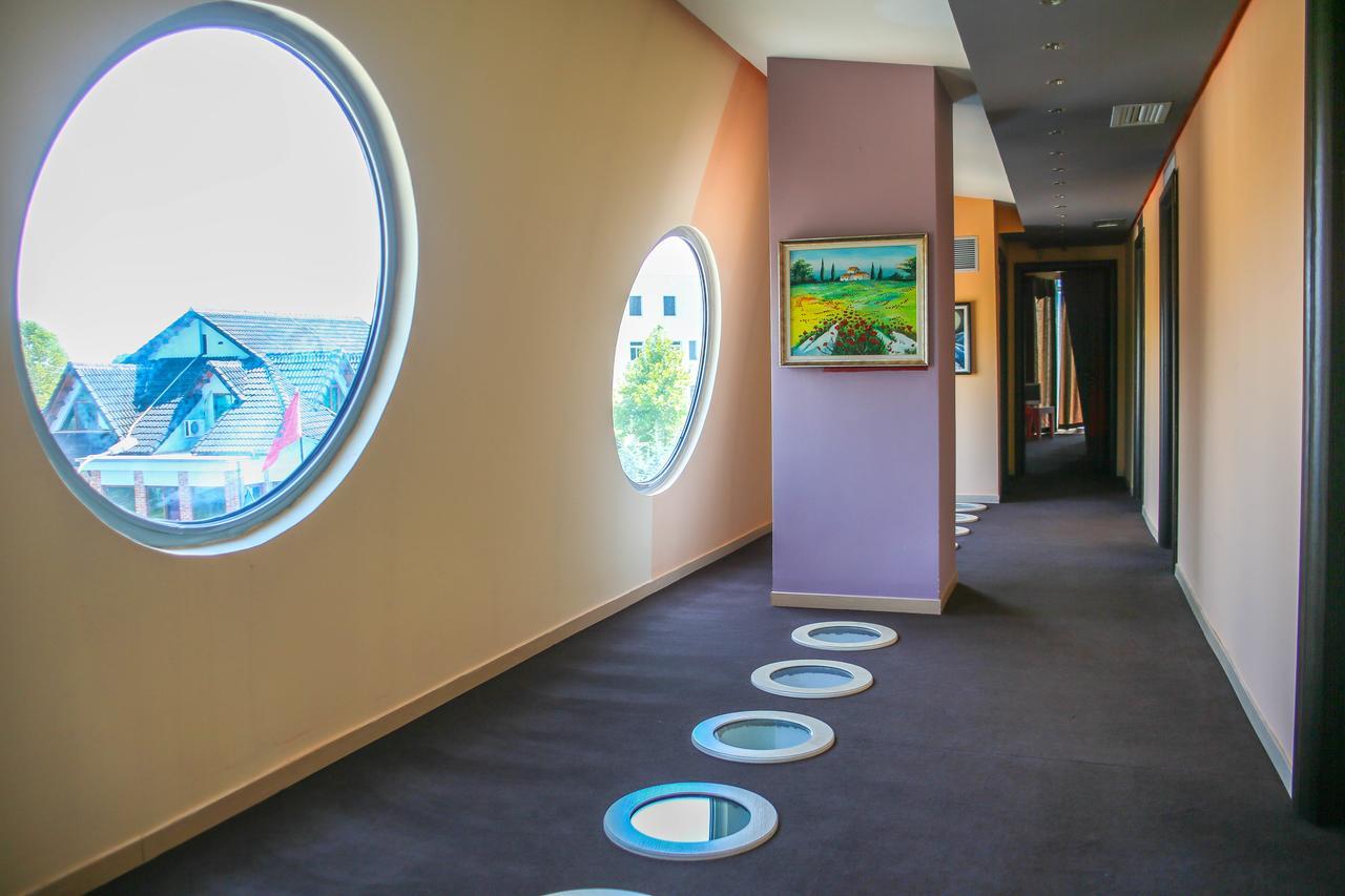 Hotel Vila Aeroport Rinas ภายนอก รูปภาพ