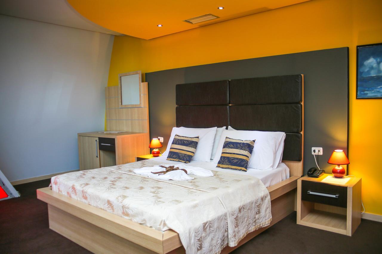 Hotel Vila Aeroport Rinas ภายนอก รูปภาพ
