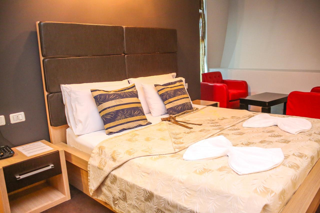 Hotel Vila Aeroport Rinas ภายนอก รูปภาพ