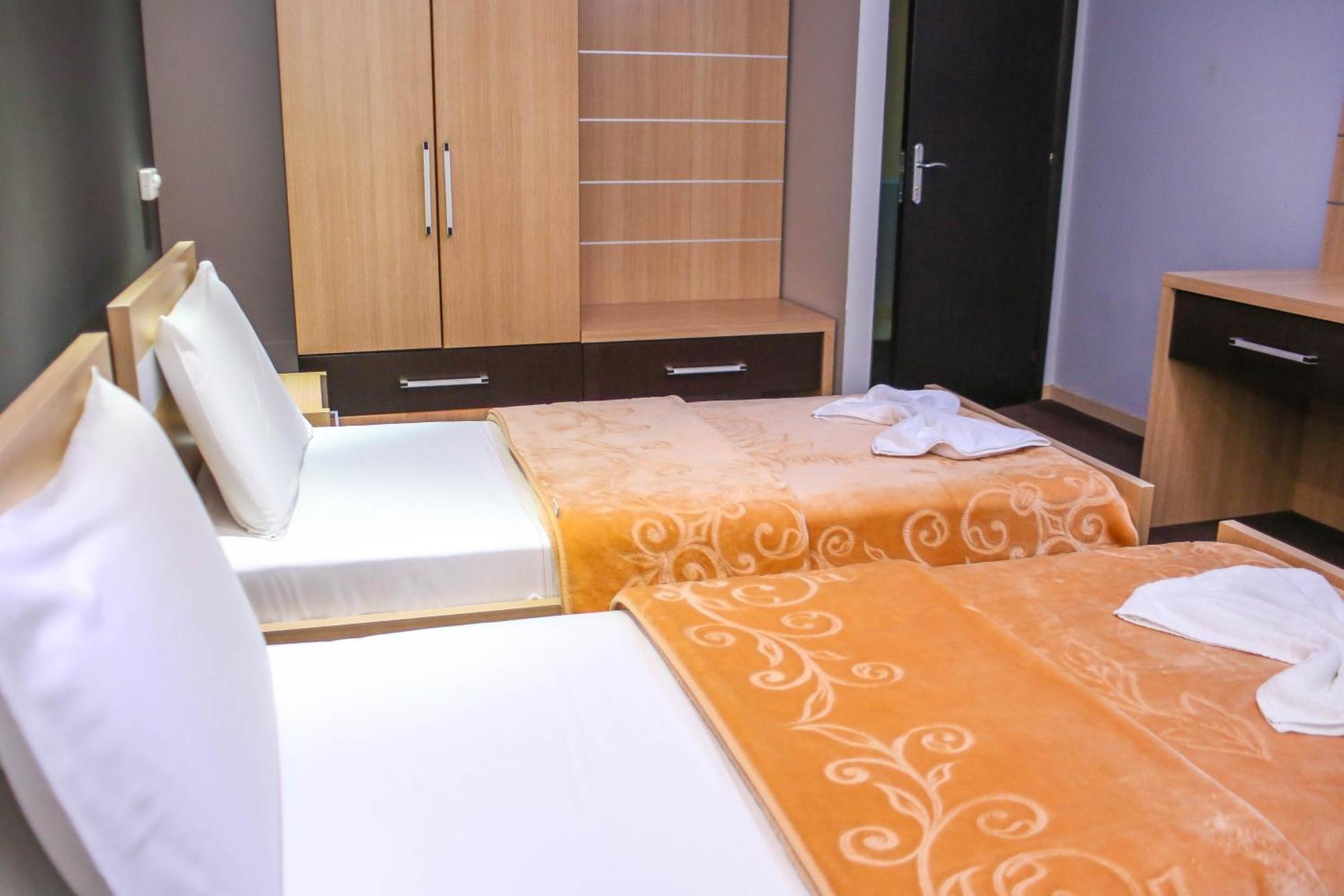 Hotel Vila Aeroport Rinas ภายนอก รูปภาพ
