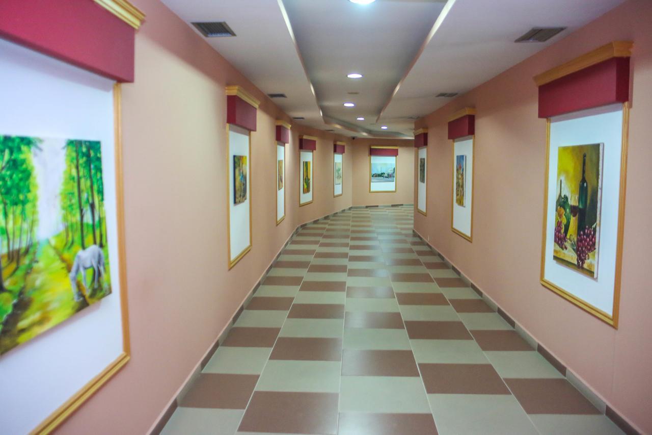 Hotel Vila Aeroport Rinas ภายนอก รูปภาพ