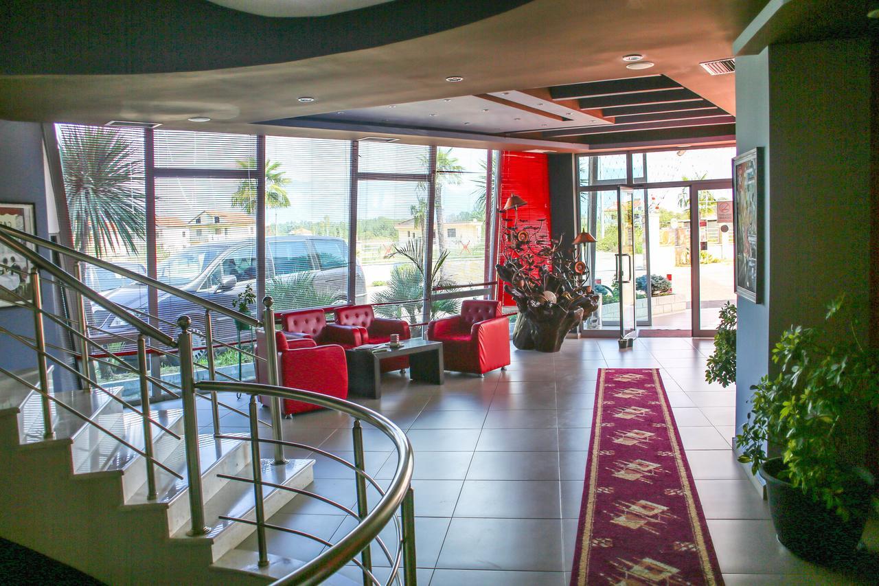 Hotel Vila Aeroport Rinas ภายนอก รูปภาพ