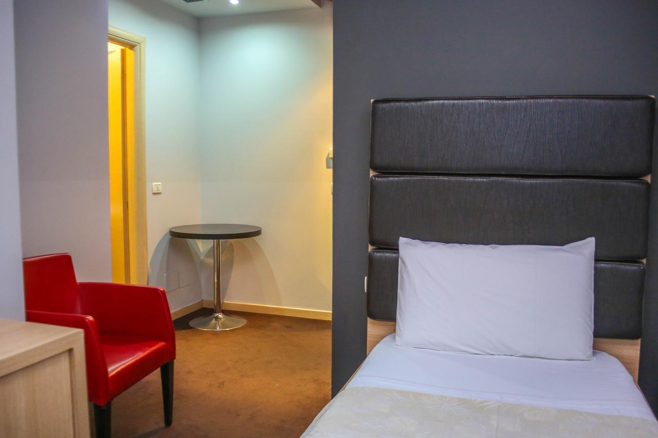Hotel Vila Aeroport Rinas ภายนอก รูปภาพ