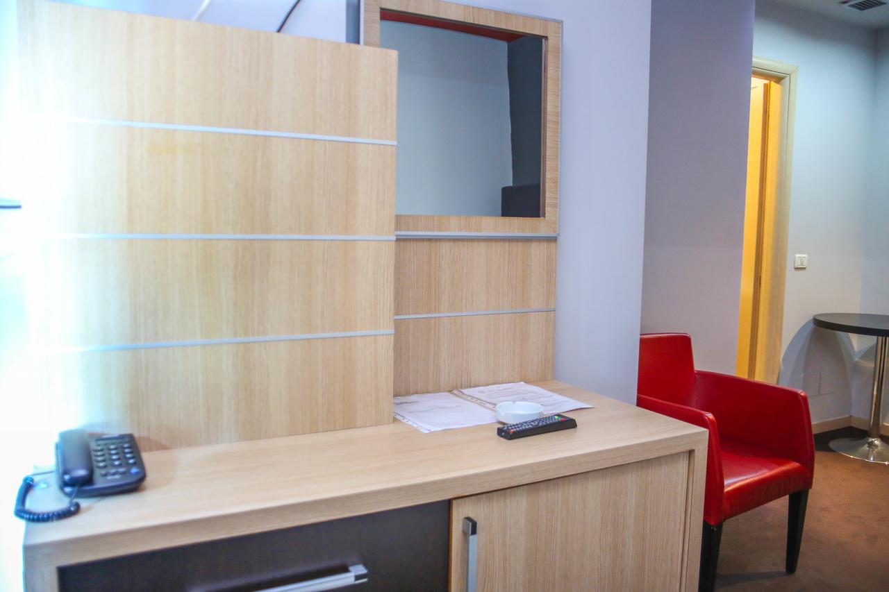 Hotel Vila Aeroport Rinas ภายนอก รูปภาพ