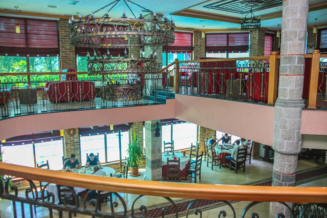 Hotel Vila Aeroport Rinas ภายนอก รูปภาพ