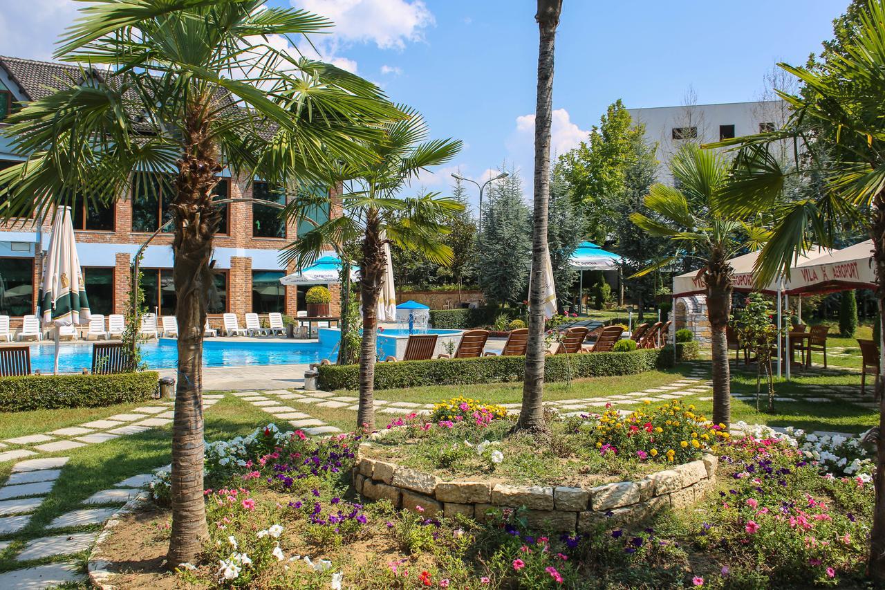 Hotel Vila Aeroport Rinas ภายนอก รูปภาพ